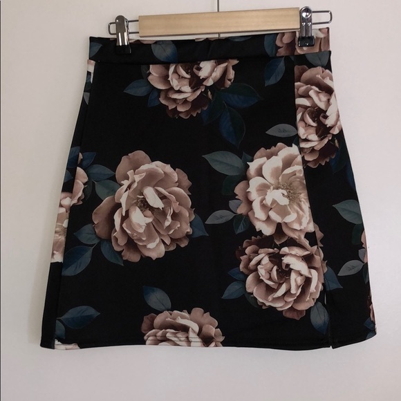 Missguided Floral Skirt. NEVER WORN - Picture 1 of 2